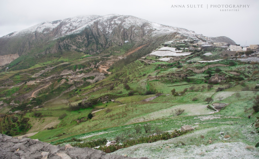 snows-in-santorini-2015-winter-wiev-from-pyrgos.jpg