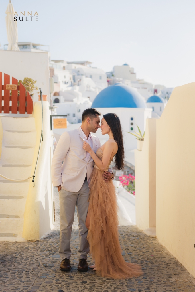 Photoshoot with a couple on the street in Oia village.